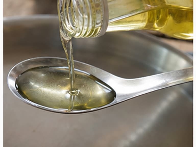 油AI 拟真教学图：真实食材照片：必须是 油 / neutral oil 本身，最好体现按净重称量，烹饪前单独备好。；不能用成品菜、插画或普通替代品。
