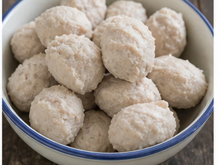 猪肉丸AI 拟真教学图：真实食材照片：必须是 猪肉丸 / pork meatballs 本身，最好体现按净重称量，烹饪前单独备好。；不能用成品菜、插画或普通替代品。