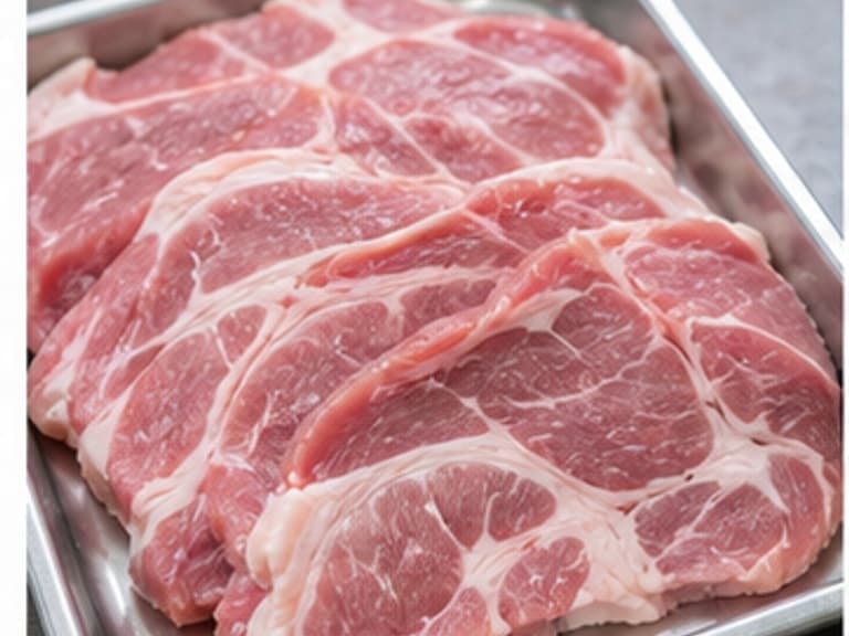 猪颈肉AI 拟真教学图：真实食材照片：必须是 猪颈肉 / pork neck 本身，最好体现按净重称量，烹饪前单独备好。；不能用成品菜、插画或普通替代品。