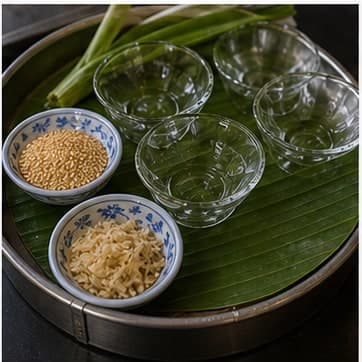 切配装饰AI 拟真教学图:真实烹饪过程照片:必须表现“切配装饰”。画面应对应动作:准备水果、芝麻、绿豆仁或其他装饰。;加入材料:无新增材料;视觉标准:装饰保持干爽。