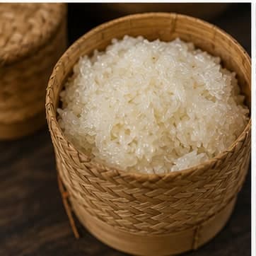 调味AI 拟真教学图：真实烹饪过程照片：必须表现“调味”。画面应对应动作：加入鱼露、糖、酱汁；鱼露和盐类先加 80%。；加入材料：鱼露、棕榈糖；视觉标准：咸鲜和甜味开始融合。