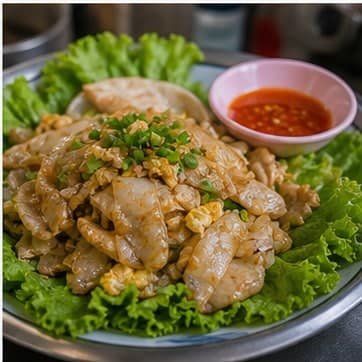 装盘AI 拟真教学图：真实烹饪过程照片：必须表现“装盘”。画面应对应动作：鸡肉炒河粉装盘，记录下一次要微调的咸酸甜比例。；加入材料：无新增材料；视觉标准：成品符合 Kuay Teow Khua Gai 的颜色、香气和浓度。
