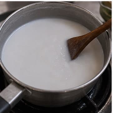 静置AI 拟真教学图:真实烹饪过程照片:必须表现“静置”。画面应对应动作:离火静置,让甜味进入主体。;加入材料:无新增材料;视觉标准:表面光泽均匀。