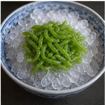 切配装饰AI 拟真教学图:真实烹饪过程照片:必须表现“切配装饰”。画面应对应动作:准备水果、芝麻、绿豆仁或其他装饰。;加入材料:无新增材料;视觉标准:装饰保持干爽。
