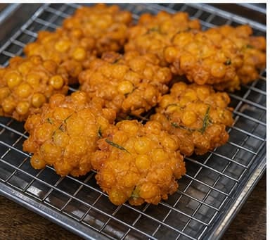 调味AI 拟真教学图：真实烹饪过程照片：必须表现“调味”。画面应对应动作：加入鱼露、糖、酱汁；鱼露和盐类先加 80%。；加入材料：鱼露、棕榈糖；视觉标准：咸鲜和甜味开始融合。