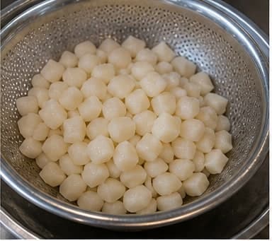 清洗香叶装饰AI 拟真教学图：真实前期准备照片：必须表现“清洗香叶装饰”，画面要能对应：斑斓叶、水果或其他装饰材料洗净沥干，避免水分稀释椰浆。