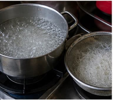捣香料AI 拟真教学图：真实烹饪过程照片：必须表现“捣香料”。画面应对应动作：轻捣蒜、辣椒或香草，让香气释放但不成泥。；加入材料：蒜、辣椒；视觉标准：香料裂开。