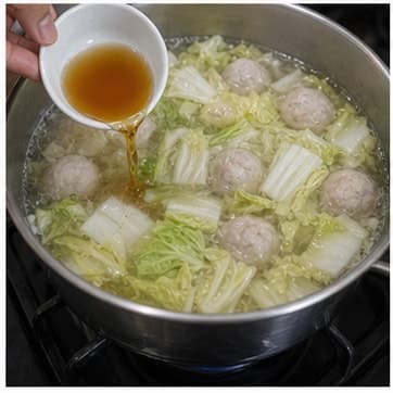 调味AI 拟真教学图：真实烹饪过程照片：必须表现“调味”。画面应对应动作：加入鱼露、糖、酱汁；鱼露和盐类先加 80%。；加入材料：鱼露、棕榈糖；视觉标准：咸鲜和甜味开始融合。