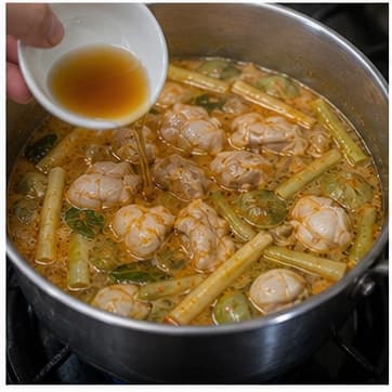 调味AI 拟真教学图：真实烹饪过程照片：必须表现“调味”。画面应对应动作：加入鱼露、糖、酱汁；鱼露和盐类先加 80%。；加入材料：鱼露、棕榈糖；视觉标准：咸鲜和甜味开始融合。
