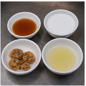 调味预混AI 拟真教学图：真实前期准备照片：必须表现“调味预混”，画面要能对应：鱼露、糖、罗望子或青柠汁不要一次全倒，先按 80% 备好，最后再微调。