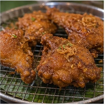 保持酥脆AI 拟真教学图：真实烹饪过程照片：必须表现“保持酥脆”。画面应对应动作：不要盖盖，避免水汽回软。；加入材料：无新增材料；视觉标准：外皮仍脆。