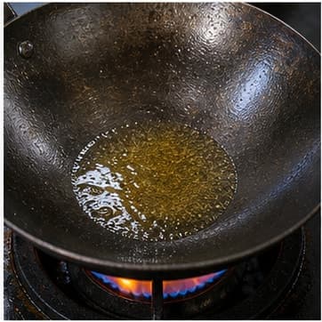热锅或煮开汤底AI 拟真教学图：真实烹饪过程照片：必须表现“热锅或煮开汤底”。画面应对应动作：大火热锅，让锅面充分升温。；加入材料：无新增材料；视觉标准：锅面或汤面达到可下料状态。