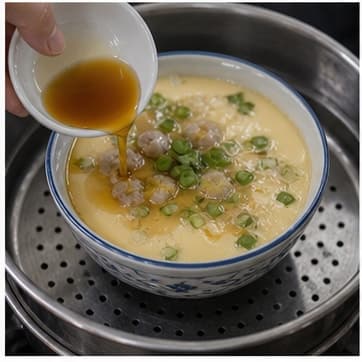 调味AI 拟真教学图:真实烹饪过程照片:必须表现“调味”。画面应对应动作:加入鱼露、糖、酱汁;鱼露和盐类先加 80%。;加入材料:鱼露、棕榈糖;视觉标准:咸鲜和甜味开始融合。