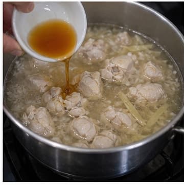 调味AI 拟真教学图：真实烹饪过程照片：必须表现“调味”。画面应对应动作：加入鱼露、糖、酱汁；鱼露和盐类先加 80%。；加入材料：鱼露、棕榈糖；视觉标准：咸鲜和甜味开始融合。