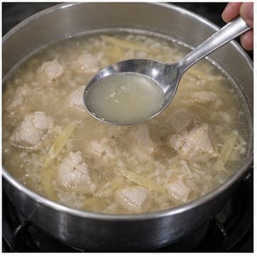 最后校味AI 拟真教学图：真实烹饪过程照片：必须表现“最后校味”。画面应对应动作：根据辣度 0/5 调整酸、咸、甜、辣。；加入材料：无新增材料；视觉标准：味道有层次，没有单项突出。