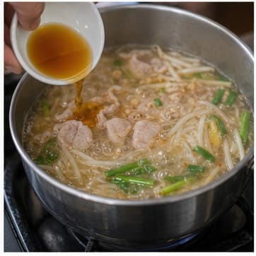 调味AI 拟真教学图：真实烹饪过程照片：必须表现“调味”。画面应对应动作：加入鱼露、糖、酱汁；鱼露和盐类先加 80%。；加入材料：鱼露、棕榈糖；视觉标准：咸鲜和甜味开始融合。
