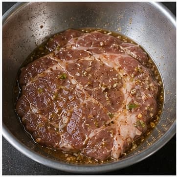 腌肉AI 拟真教学图：真实烹饪过程照片：必须表现“腌肉”。画面应对应动作：猪颈肉用鱼露、糖、白胡椒腌 10 分钟，若有时间腌 2 小时。；加入材料：猪颈肉、鱼露、棕榈糖、白胡椒；视觉标准：肉表面有薄薄调味液。