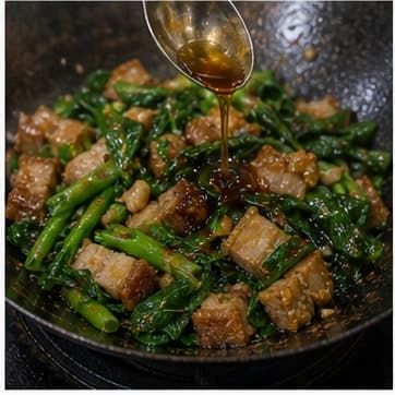 调味AI 拟真教学图：真实烹饪过程照片：必须表现“调味”。画面应对应动作：加入鱼露、糖、酱汁；鱼露和盐类先加 80%。；加入材料：鱼露、棕榈糖；视觉标准：咸鲜和甜味开始融合。