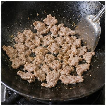 炒肉片AI 拟真教学图:真实烹饪过程照片:必须表现“炒肉片”。画面应对应动作:大火热锅,炒肉片到 8 成熟,盛出。;加入材料:肉片;视觉标准:肉片外层变色。