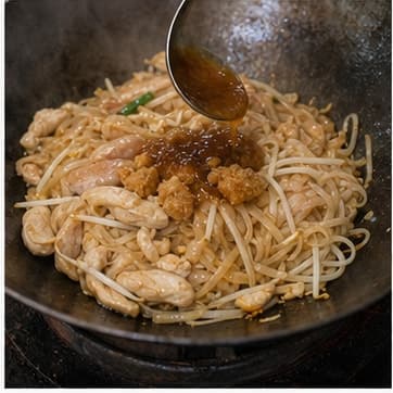 调味AI 拟真教学图：真实烹饪过程照片：必须表现“调味”。画面应对应动作：加入鱼露、糖、酱汁；鱼露和盐类先加 80%。；加入材料：鱼露、棕榈糖；视觉标准：咸鲜和甜味开始融合。