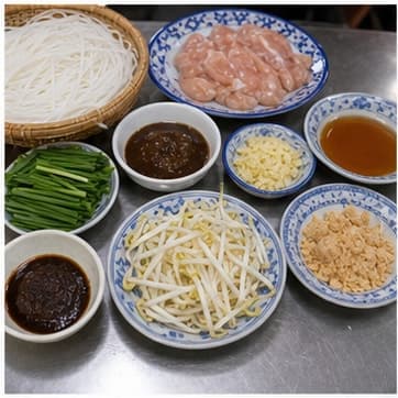 称量主料AI 拟真教学图：真实前期准备照片：必须表现“称量主料”，画面要能对应：按默认 2 人份称量 河粉、鸡肉、罗望子、蒜、鱼露，所有调味料单独放小碗。
