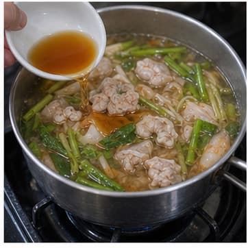 调味AI 拟真教学图:真实烹饪过程照片:必须表现“调味”。画面应对应动作:加入鱼露、糖、酱汁;鱼露和盐类先加 80%。;加入材料:鱼露、棕榈糖;视觉标准:咸鲜和甜味开始融合。