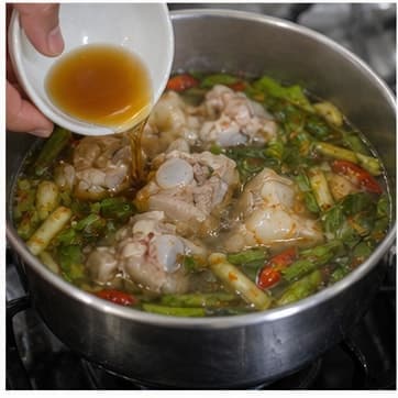 调味AI 拟真教学图：真实烹饪过程照片：必须表现“调味”。画面应对应动作：加入鱼露、糖、酱汁；鱼露和盐类先加 80%。；加入材料：鱼露、棕榈糖；视觉标准：咸鲜和甜味开始融合。