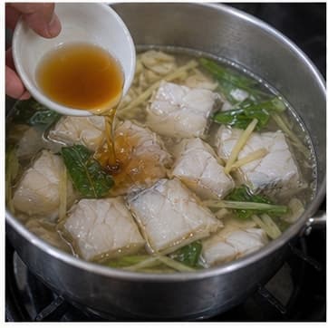 调味AI 拟真教学图:真实烹饪过程照片:必须表现“调味”。画面应对应动作:加入鱼露、糖、酱汁;鱼露和盐类先加 80%。;加入材料:鱼露、棕榈糖;视觉标准:咸鲜和甜味开始融合。