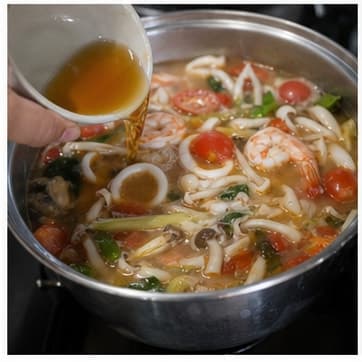 调味AI 拟真教学图：真实烹饪过程照片：必须表现“调味”。画面应对应动作：加入鱼露、糖、酱汁；鱼露和盐类先加 80%。；加入材料：鱼露、棕榈糖；视觉标准：咸鲜和甜味开始融合。