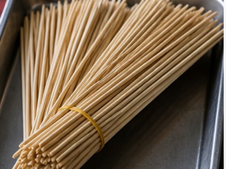 竹签AI 拟真教学图:真实食材照片:必须是 竹签 / bamboo skewers 本身,最好体现按净重称量,烹饪前单独备好。;不能用成品菜、插画或普通替代品。
