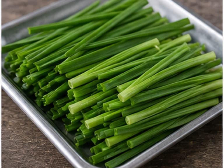 韭菜或蒜苗AI 拟真教学图:真实食材照片:必须是 韭菜或蒜苗 / garlic chives 本身,最好体现切 4cm。;不能用成品菜、插画或普通替代品。