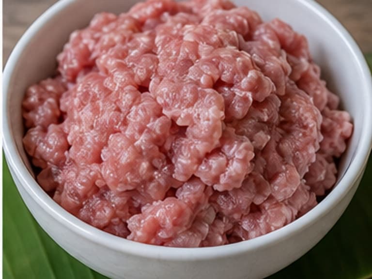 猪肉碎AI 拟真教学图:真实食材照片:必须是 猪肉碎 / minced pork 本身,最好体现按净重称量,烹饪前单独备好。;不能用成品菜、插画或普通替代品。