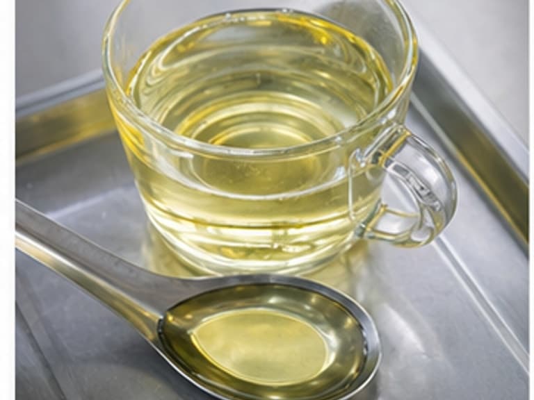 植物油AI 拟真教学图:真实食材照片:必须是 植物油 / neutral oil 本身,最好体现椰奶油脂不足时使用。;不能用成品菜、插画或普通替代品。
