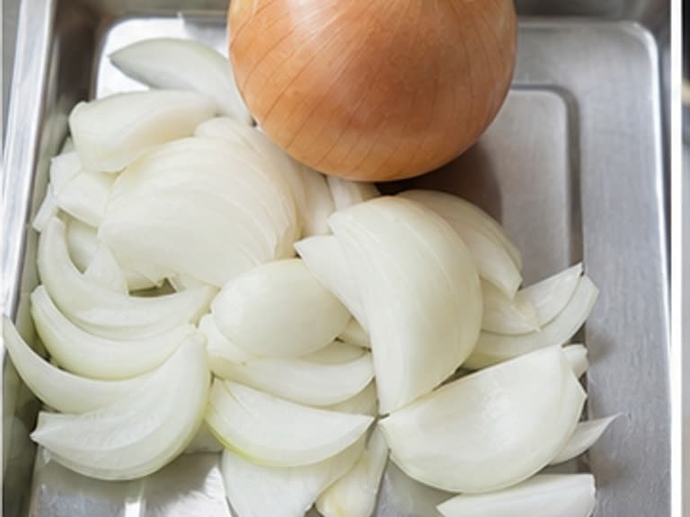 洋葱AI 拟真教学图:真实食材照片:必须是 洋葱 / onion 本身,最好体现切大块。;不能用成品菜、插画或普通替代品。