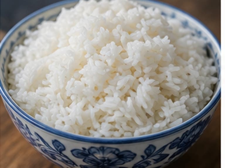 米饭AI 拟真教学图:真实食材照片:必须是 米饭 / rice 本身,最好体现按净重称量,烹饪前单独备好。;不能用成品菜、插画或普通替代品。