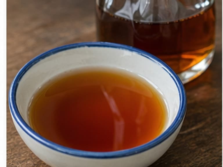 鱼露AI 拟真教学图:真实食材照片:必须是 鱼露 / Thai fish sauce 本身,最好体现先加 80%,最后再微调咸度。;不能用成品菜、插画或普通替代品。