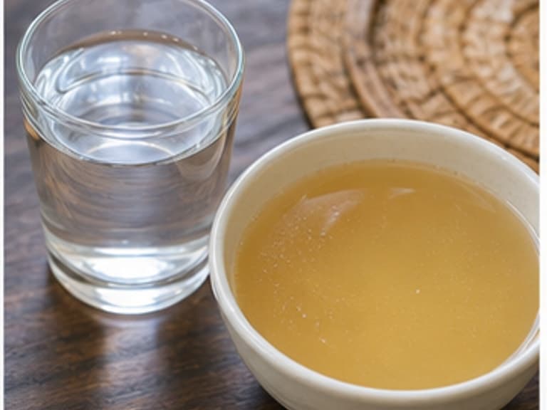 清水或高汤AI 拟真教学图:真实食材照片:必须是 清水或高汤 / water or stock 本身,最好体现按净重称量,烹饪前单独备好。;不能用成品菜、插画或普通替代品。