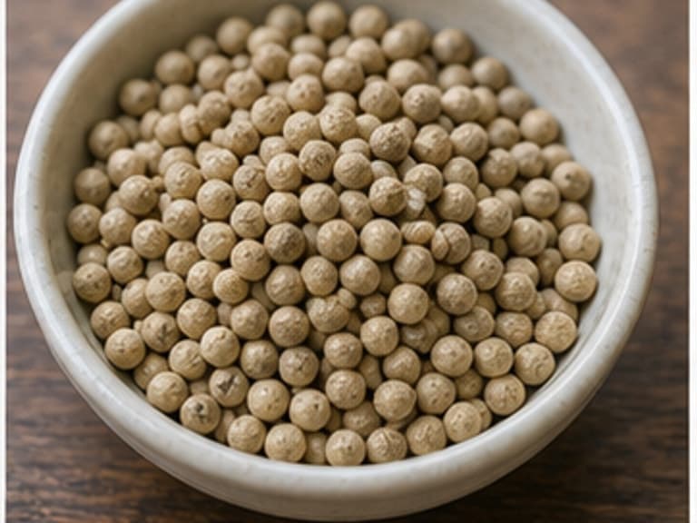白胡椒粒AI 拟真教学图:真实食材照片:必须是 白胡椒粒 / white peppercorns 本身,最好体现按净重称量,烹饪前单独备好。;不能用成品菜、插画或普通替代品。