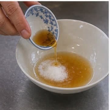 调味AI 拟真教学图:真实烹饪过程照片:必须表现“调味”。画面应对应动作:加入鱼露、糖、酱汁;鱼露和盐类先加 80%。;加入材料:鱼露、棕榈糖;视觉标准:咸鲜和甜味开始融合。