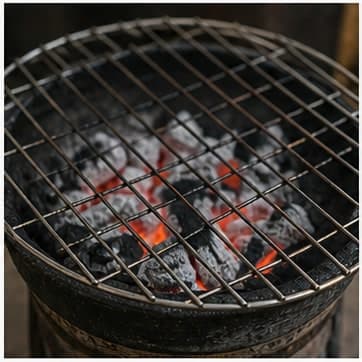 爆香基础香料AI 拟真教学图:真实烹饪过程照片:必须表现“爆香基础香料”。画面应对应动作:加入蒜、香茅、咖喱酱或红葱头,炒/煮到香气释放。;加入材料:蒜;视觉标准:香味明显,颜色略变深。