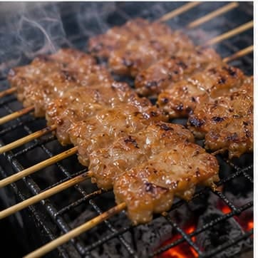 调味AI 拟真教学图:真实烹饪过程照片:必须表现“调味”。画面应对应动作:加入鱼露、糖、酱汁;鱼露和盐类先加 80%。;加入材料:鱼露、棕榈糖;视觉标准:咸鲜和甜味开始融合。