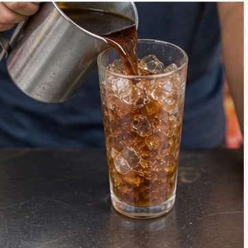 拉茶降温AI 拟真教学图:真实烹饪过程照片:必须表现“拉茶降温”。画面应对应动作:在两个杯之间来回倒 3-5 次,让饮品降温并产生细泡。;加入材料:无新增材料;视觉标准:表面有细小泡沫,颜色均匀。