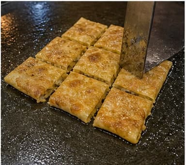 切配装饰AI 拟真教学图:真实烹饪过程照片:必须表现“切配装饰”。画面应对应动作:准备水果、芝麻、绿豆仁或其他装饰。;加入材料:无新增材料;视觉标准:装饰保持干爽。
