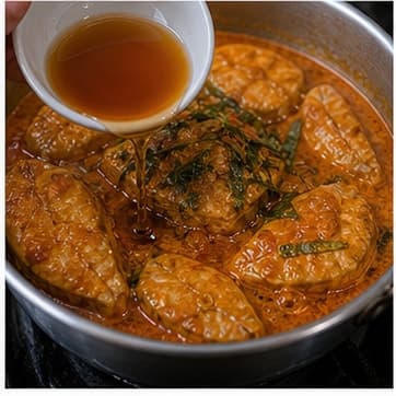 调味AI 拟真教学图:真实烹饪过程照片:必须表现“调味”。画面应对应动作:加入鱼露、糖、酱汁;鱼露和盐类先加 80%。;加入材料:鱼露、棕榈糖;视觉标准:咸鲜和甜味开始融合。