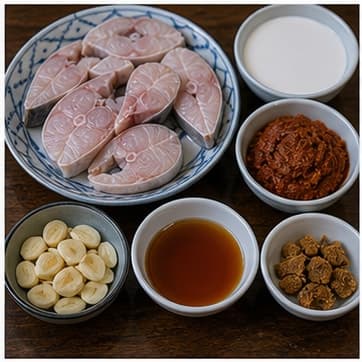 称量主料AI 拟真教学图:真实前期准备照片:必须表现“称量主料”,画面要能对应:按默认 2 人份称量 鱼、红咖喱酱、椰奶、蒜、鱼露,所有调味料单独放小碗。