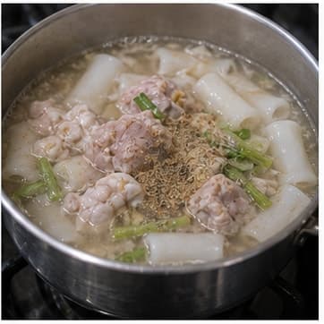 加入配料AI 拟真教学图:真实烹饪过程照片:必须表现“加入配料”。画面应对应动作:加入蔬菜、蘑菇、米粉或其他配料。;加入材料:猪肉、胡椒、米粉或面条;视觉标准:配料颜色变亮但不过熟。