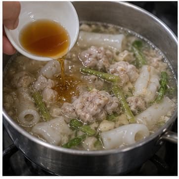 调味AI 拟真教学图:真实烹饪过程照片:必须表现“调味”。画面应对应动作:加入鱼露、糖、酱汁;鱼露和盐类先加 80%。;加入材料:鱼露、棕榈糖;视觉标准:咸鲜和甜味开始融合。