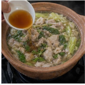 调味AI 拟真教学图:真实烹饪过程照片:必须表现“调味”。画面应对应动作:加入鱼露、糖、酱汁;鱼露和盐类先加 80%。;加入材料:鱼露、棕榈糖;视觉标准:咸鲜和甜味开始融合。
