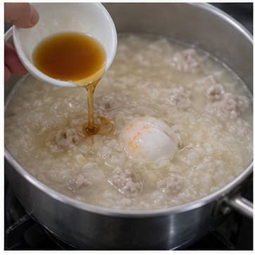 调味AI 拟真教学图:真实烹饪过程照片:必须表现“调味”。画面应对应动作:加入鱼露、糖、酱汁;鱼露和盐类先加 80%。;加入材料:鱼露、棕榈糖;视觉标准:咸鲜和甜味开始融合。