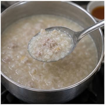 最后校味AI 拟真教学图:真实烹饪过程照片:必须表现“最后校味”。画面应对应动作:根据辣度 0/5 调整酸、咸、甜、辣。;加入材料:无新增材料;视觉标准:味道有层次,没有单项突出。